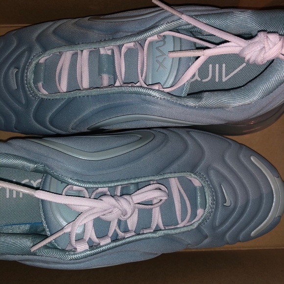 NIKE AIR MAX 720 - Picture 2 of 4